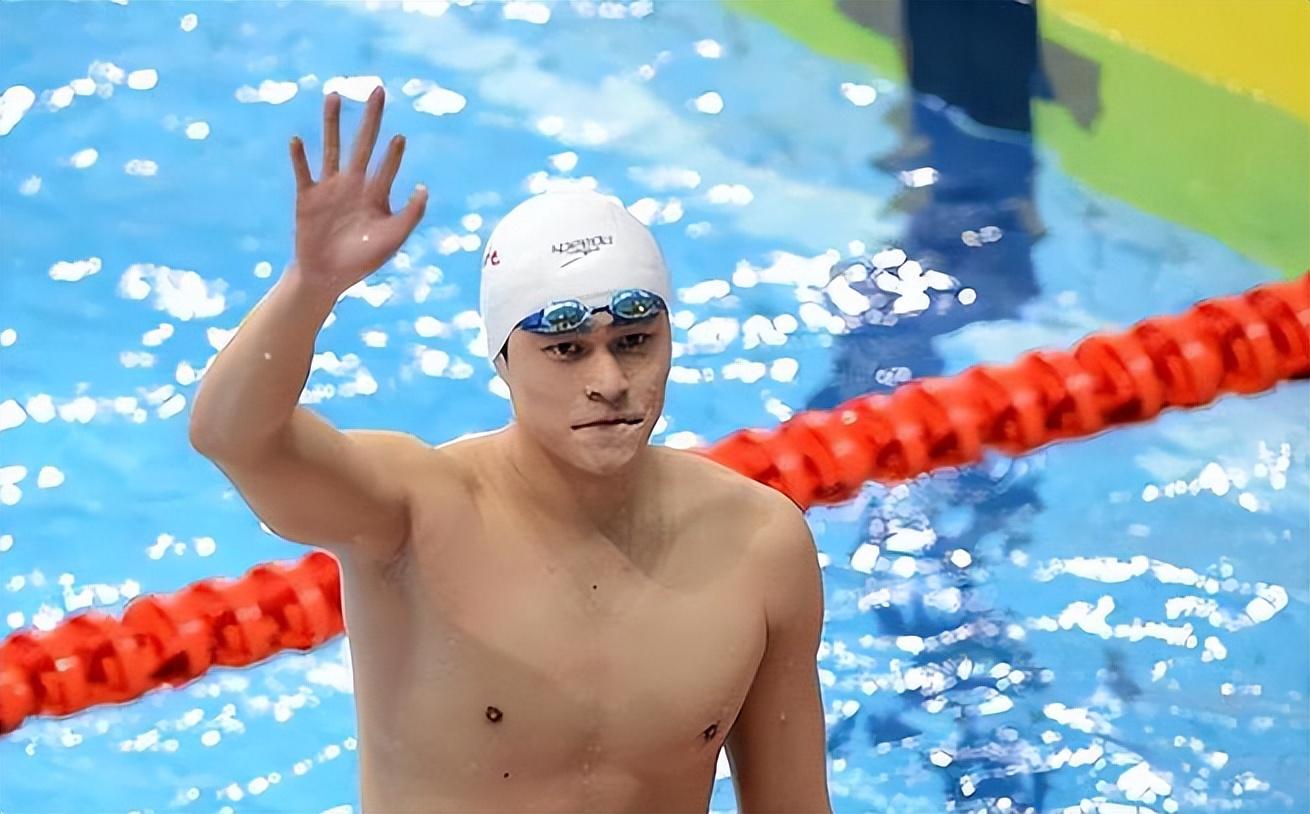 田径名将孙杨加油观战游泳比赛