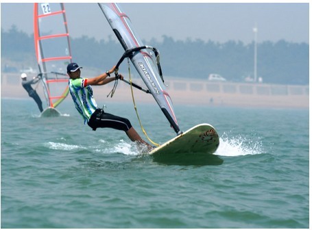 塞浦路斯帆船选手乘风破浪，掀起波澜