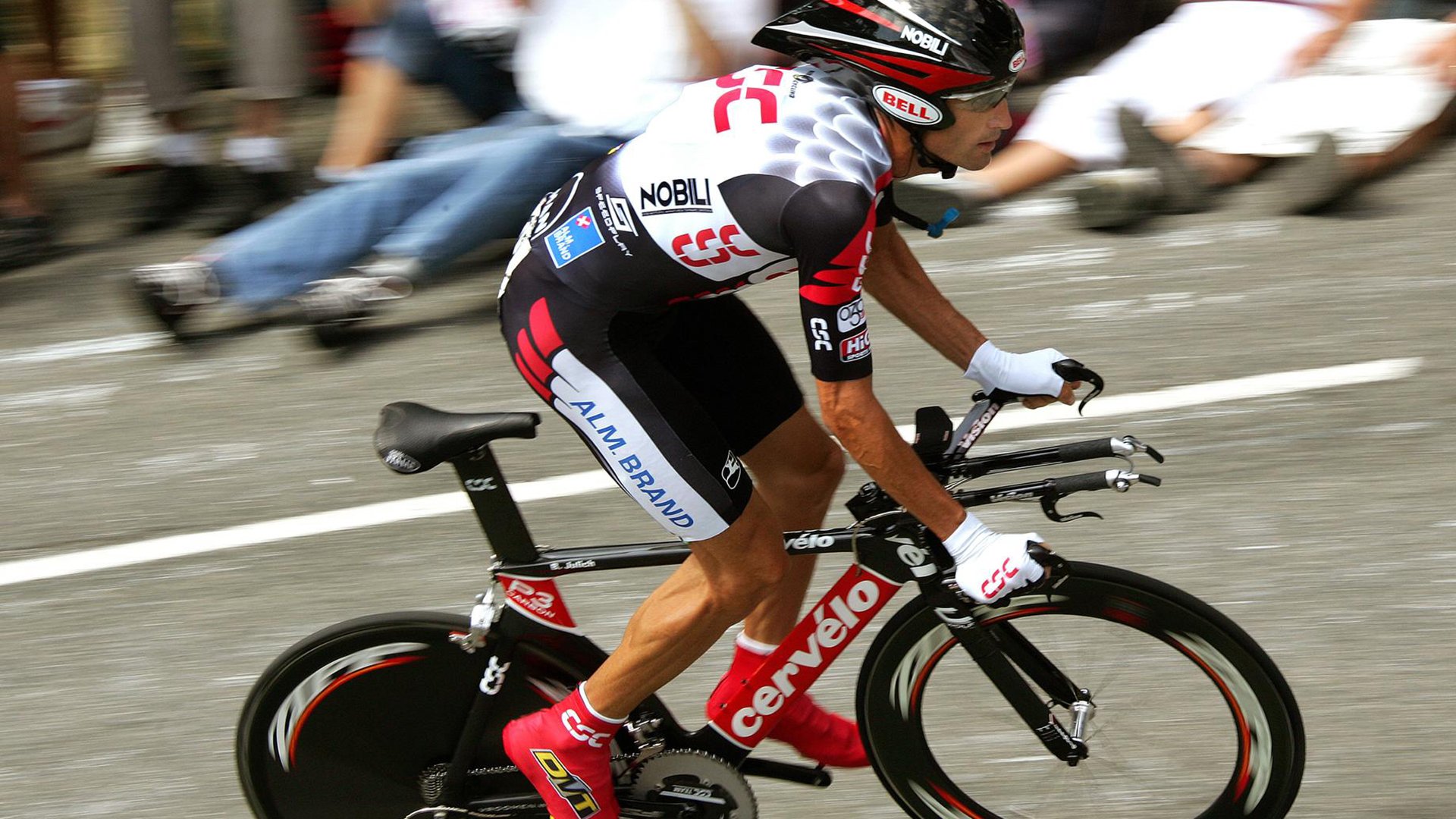 开云体育视频直播-诺里斯高光时刻引领梅赛德斯逆转哈斯，赛道上的战术与意志之战